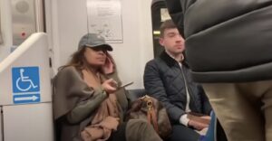 Cestujúca odmietla posunúť svoju tašku, aby uvoľnila miesto. Dostala za to životnú lekciu…