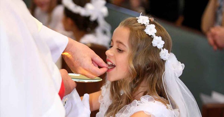 VZALI STE  peniaze svojej dcére alebo synovi z 1. svätého prijímania? Toto si o tom myslí kňaz.