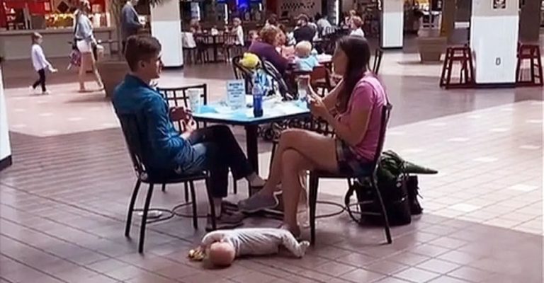Pár nechá svoje dieťa hrať sa na podlahe nákupného centra. Hygiena pre nich nie je až taká dôležitá