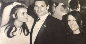 Ženích mal svoju milenku na SVADOBNEJ FOTKE bez toho, aby to jeho žedna vedela. Dozvedela sa to o 15 rokov neskôr