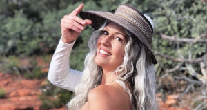 Žena ako 21-ročná úplne zošedivela, no vďaka tomu bola ešte krajšia a sebavedomejšia