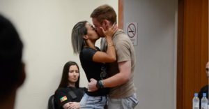 Žena odpustila a pobozkala svojho priateľa priamo na súde po tom, čo sa ju pokúsil zabiť.