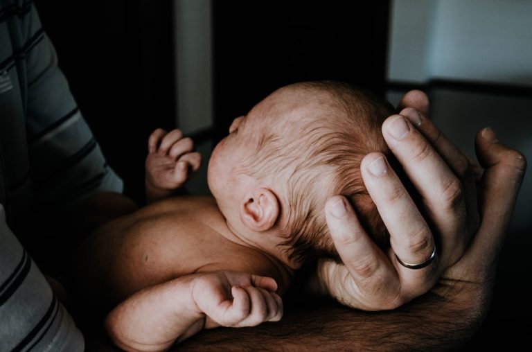 Sestrička položila novorodenca na otcovu hruď a o chvíľu neskôr naposledy vydýchol – TOTO NASLEDOVALO ĎALEJ