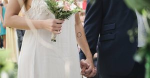 Hostia aj mama ženícha sa škaredej neveste vysmiali, no čakalo ich prekvapenie