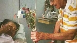 80-ročný muž každý deň nosí svojej manželke raňajky do postele. Ako je možné, že ho to stále baví?