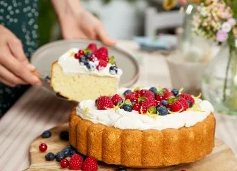 Potešte svojich blízkych sladkým prekvapením – či už jednoduchým dezertom, alebo sviatočnou tortou. Foto: Tchibo