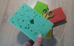 Toto je dôvod, prečo do hubky na umývanie riadov vždy urobím malú dierku. Vydrží 2-krát toľko a dôvod je…