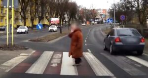 Zastavil, aby pustil starú pani cez prechod. Jej nezvyčajná reakcia ho úplne prekvapila