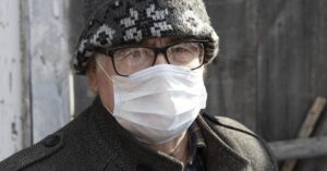 Syn nechal starého otca samého v uzimenom dome, jedného rána sa k chátrajúcej chatrči prirútilo drahé auto.