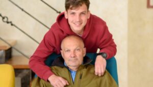 Starý otec bráni svojho homosexuálneho vnuka a odmieta svoju homofóbnu dcéru, ktorá ho vyhodila z domu
