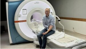 Lekár použil na svoj nádor na mozgu vlastnú experimentálnu liečbu – O rok neskôr sa choroba neopakovala