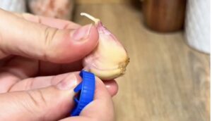 Vezmite strúčik cesnaku a uzáver fľaše . Škoda, že som tento trik nepoznal skôr