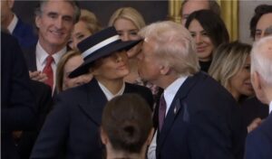 Video: Nepríjemná scéna na inaugurácii Donalda Trumpa: prezident nemohol pobozkať svoju manželku kvôli klobúku