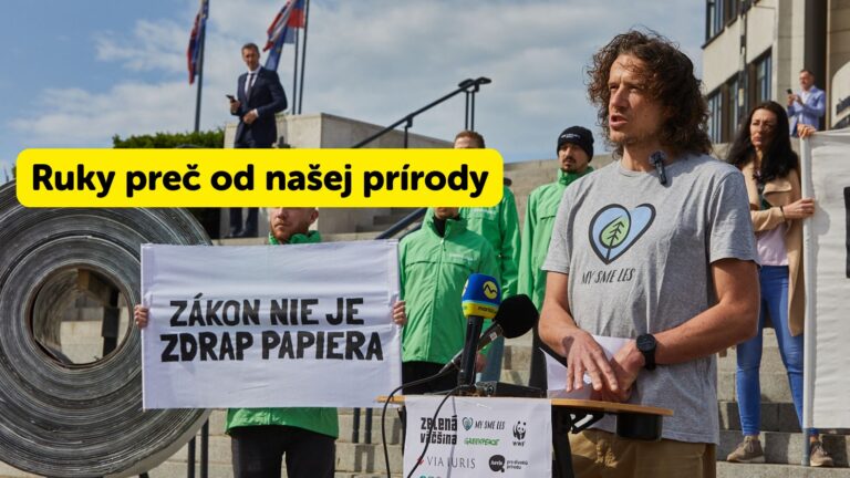 MY SME LES pred parlamentom ukázali gigantickú rolku toaleťáku. MALI na to dobrý dôvod
