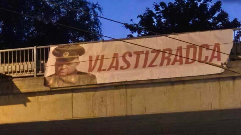 Fico v uniforme a nápis „Vlastizradca“: V Košiciach sa objavil banner reagujúci na cestu premiéra do Moskvy