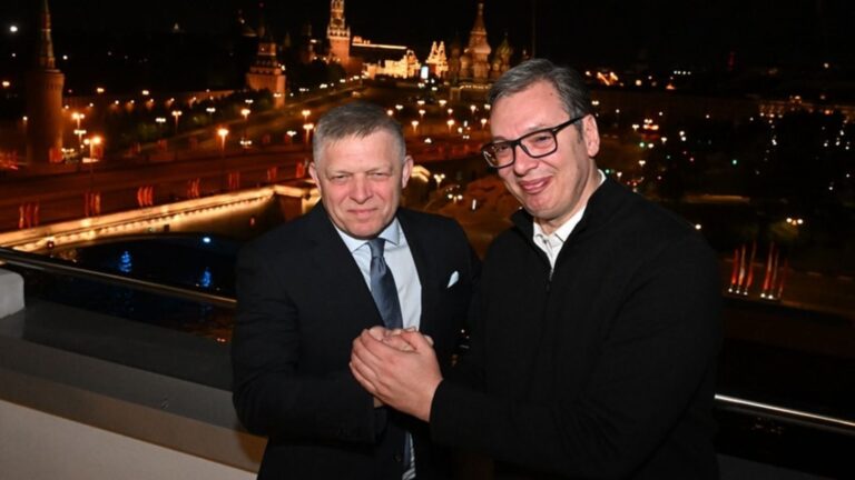 BRATSKÉ OBJATIE V MOSKVE: Vučič po stretnutí s Ficom vyhlásil „Srbi a Slováci navždy!“ Večer strávili po boku PUTINA