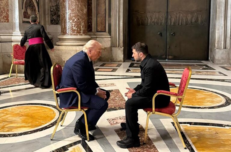 UNIKLI TAJNÉ ROZHOVORY Trumpa so Zelenskym vo Vatikáne. Toto nemal nikto počuť.