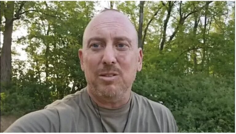 Americká rodina utiekla pred „slniečkárskou kultúrou“ do Ruska. ICH OTCA ale povolali na front