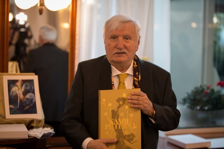 Zlatý prášok, baletky, hudba a celebrity. Kamil Peteraj oslavoval 80-tku (VIDEO)