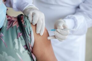 Prekvapivý objav lekárov: Obyčajná vakcína proti covidu pomáha prežiť rakovinu