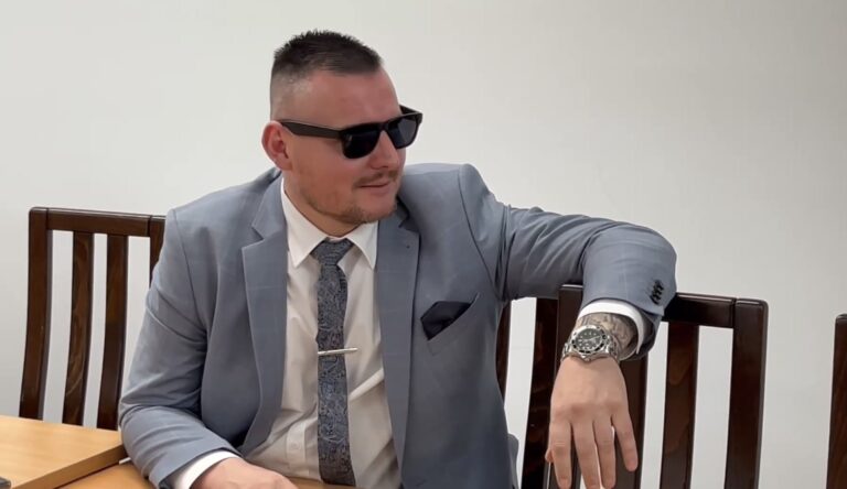 Ostré tvrdenia z väzby a opäť rozruch. Bombic hovorí o vraždách, polícia už reaguje