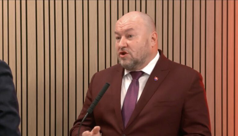 Huliak po fiasku s hazardom hovorí o „zrade“. Hrozí, že v parlamente zablokuje zákony