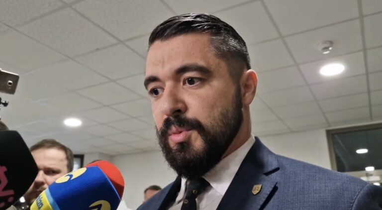 Podľa PRIESKUMU väčšina Slovákov volá po odchode šéfa SIS. Gašparovi škodí nehoda aj ticho tajnej služby