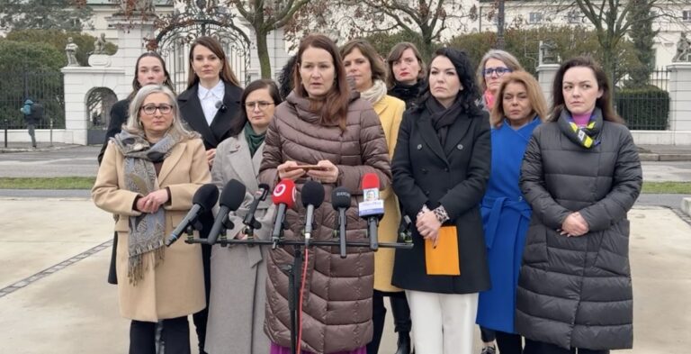 Opozičné političky tlačia na odchod Lajčáka. Tvrdia že jeho kontakty sú „stopkou, ktorá inde ukončila celé politické kariéry“