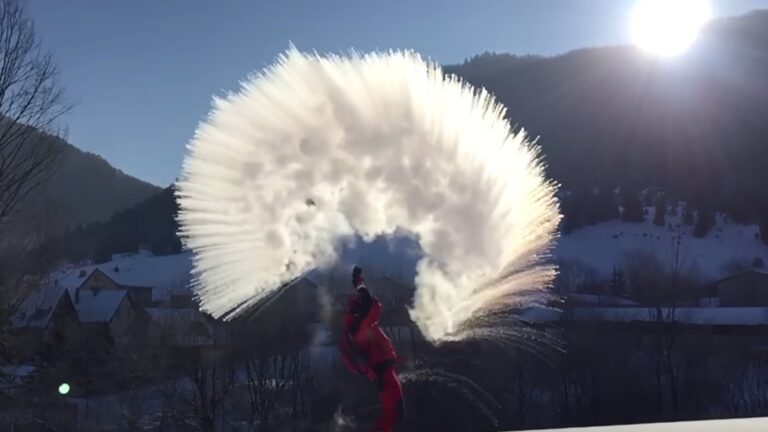 Čo sa stane a vyleješ čaj z termosky pri  -26 °C? Slovák zachytil v Terchovej hotový zázrak