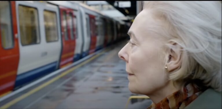 Neuveríte, prečo táto žena chodí každý deň na stanicu metra. Jej dôvod vás dojme