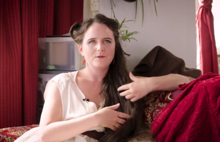 Na prvý pohľad je táto žena úplné obyčajná. Keď sa však postaví, vyrazí vám dych!