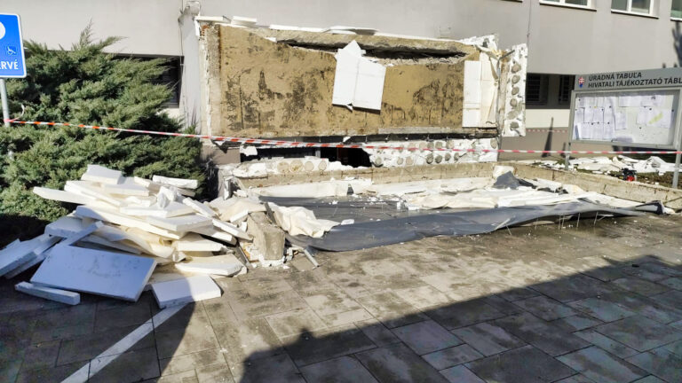 HOROR pred úradom v Komárne! Strecha sa ZRÚTILA na ľudí – jeden človek NEPREŽIL!