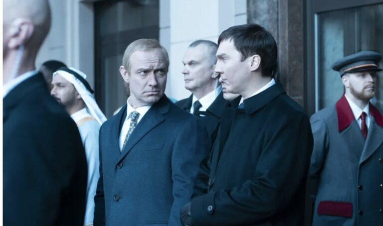 Ohromujúca premena Judea Lawa na Vladimira Putina. TOTO JE prvý trailer k filmu „Čarodejník z Kremľa“.
