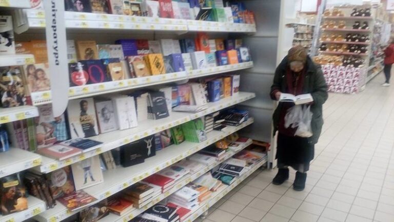 Babička chodila do obchodu už 15 rokov aby si čítala knihy. Neuveríte, čo pre ňu urobili zamestnanci