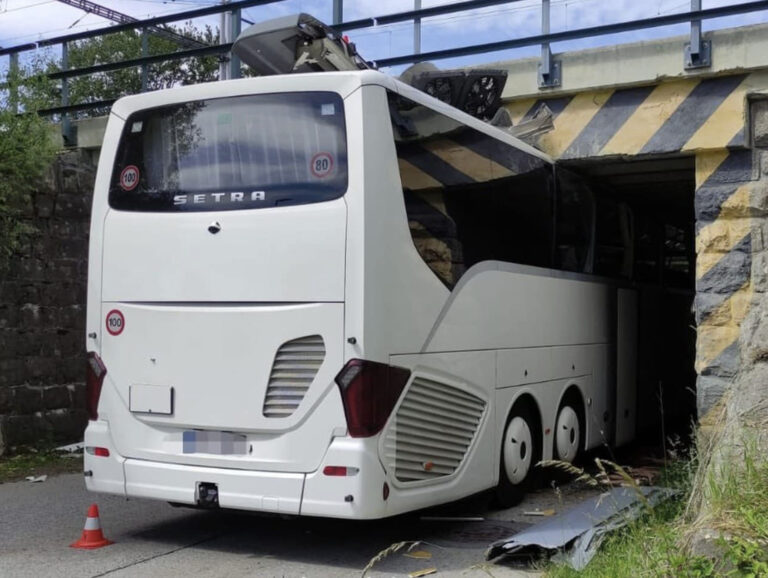 HRÔZA pod viaduktom! Autobus plný turistov prišiel o STRECHU: Polícia hovorí o osudnej chybe