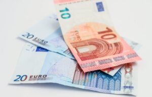 Veľká zmena pre Slovákov od roku 2027: Na účet im môže prísť 1 210 eur, no má to HÁČIK!